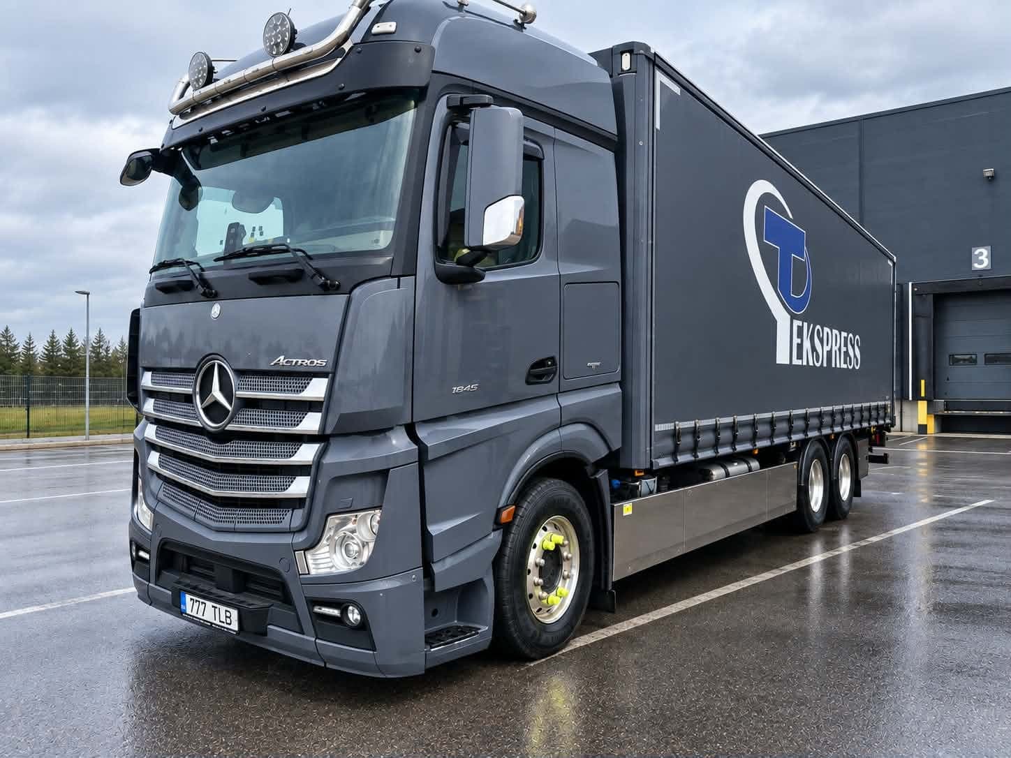 Mercedes Actros T-Ekspressi värvides